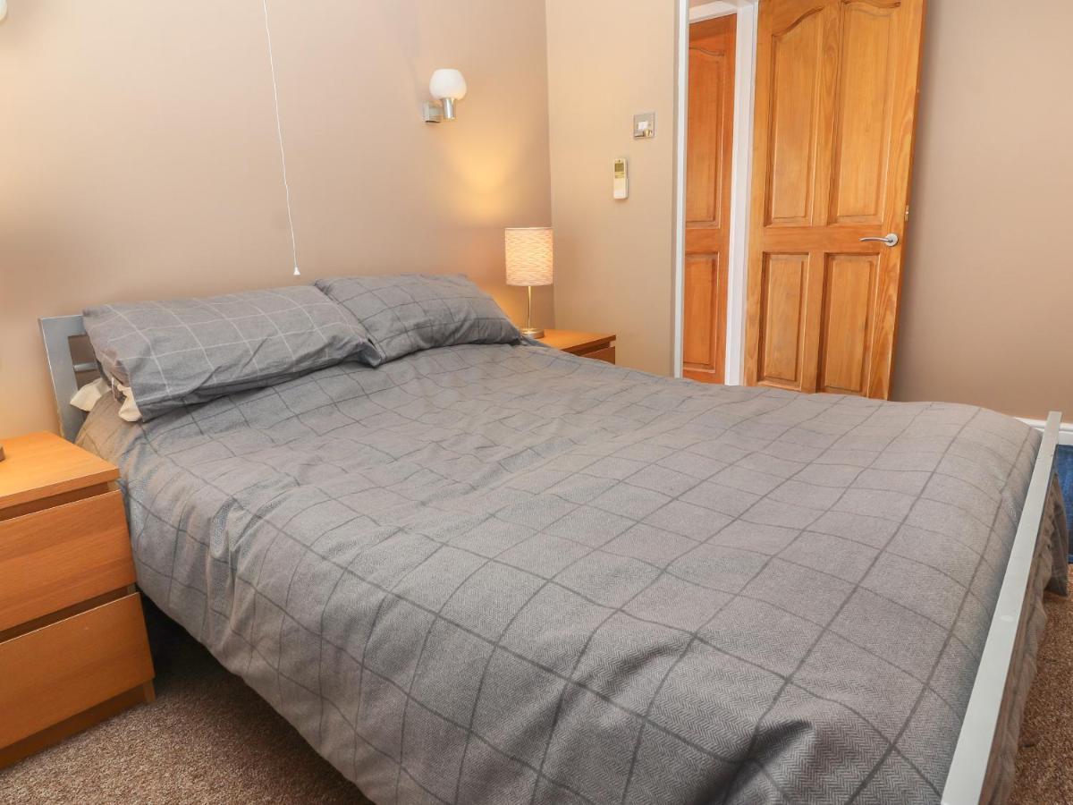 27 Green Road Рексем Екстер'єр фото